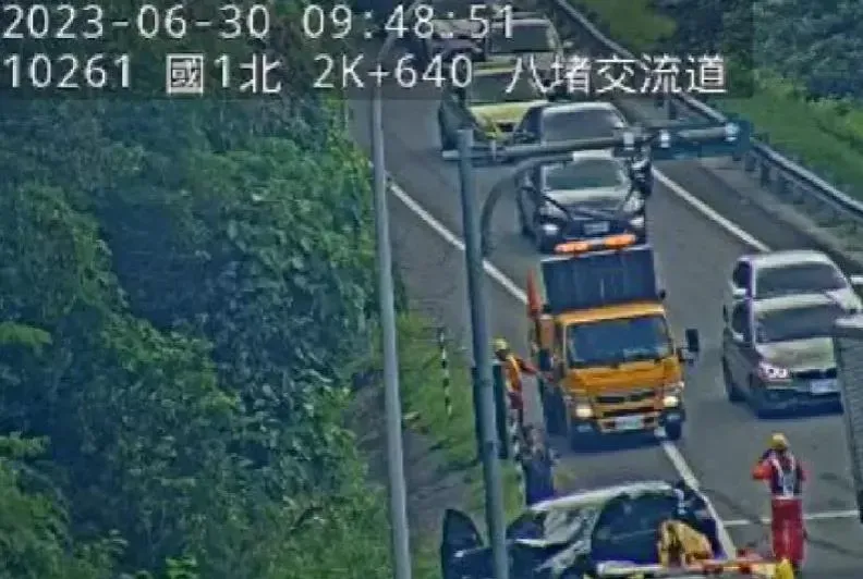 快訊/國1南下八堵交流道3車追撞釀4傷！ 匝道入口暫時封閉回堵1公里