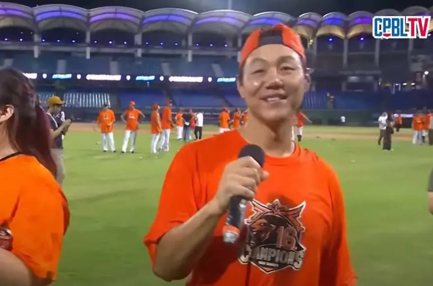 影/哇係統一獅林益全！老東家前向愛妻放閃　神全爽拋封王彩帶