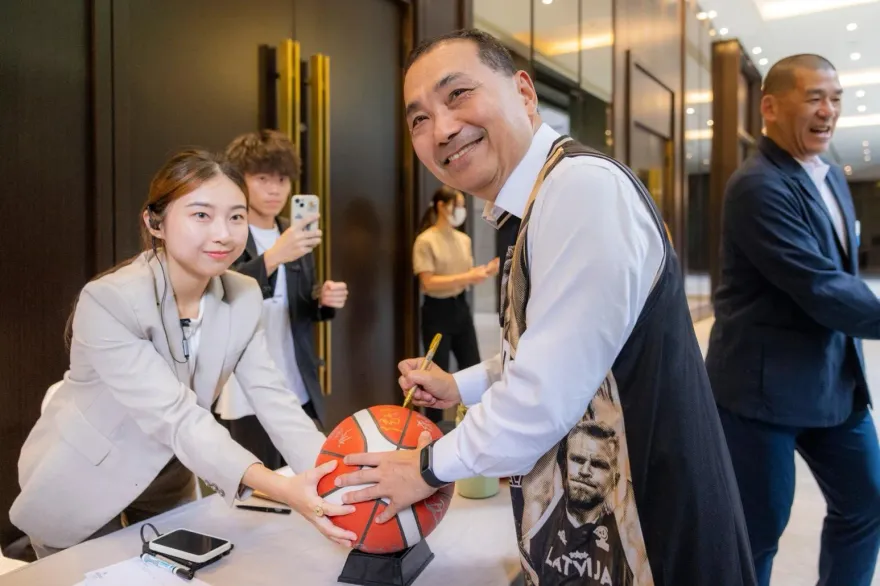 侯友宜最新民調暫落後　網：餵藥案結束、金小刀出鞘　敬請期待