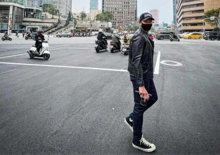 陳建州爆性騷/風波後首現身...低調出門全被拍　忙講手機四處張望