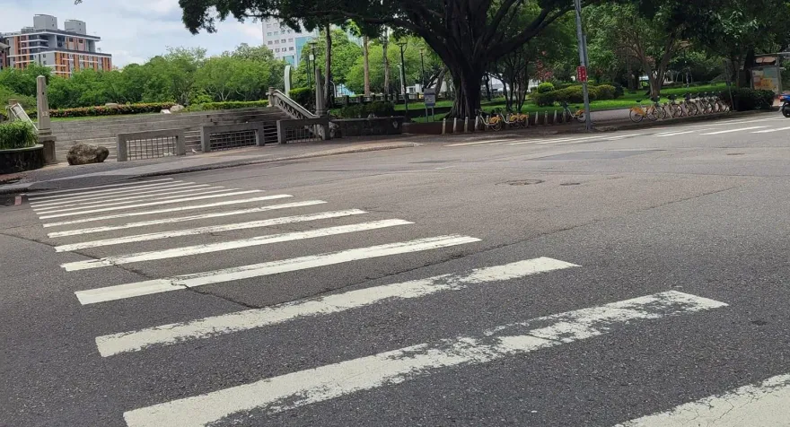 洗刷行人地獄污名！他站路邊「機車急煞、汽車險親屁股」　網笑：另一種地獄