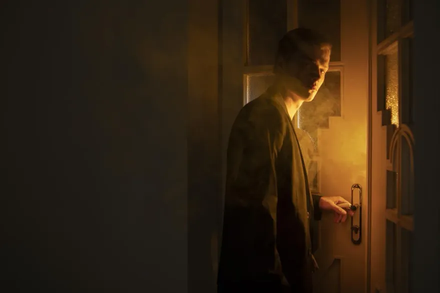 偷老闆保險櫃千萬！司機「裝闊抖內」女友成直播人氣王　慘被抓包