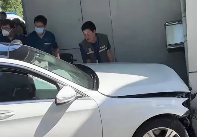 影/見笑轉生氣？女子吵架輸了竟開車猛撞對方　男子遭壓車輪下不治身亡