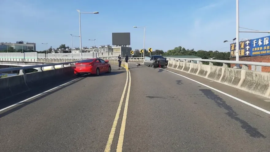 影/新竹湖口「逆向迎面撞」恐怖車禍！駕駛胸部內出血、腸破裂送加護病房