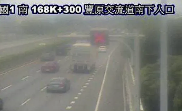 快訊/國1南向豐原段追尾車禍！2大客車「嘴巴親屁股」車流回堵　該路段紫報ing