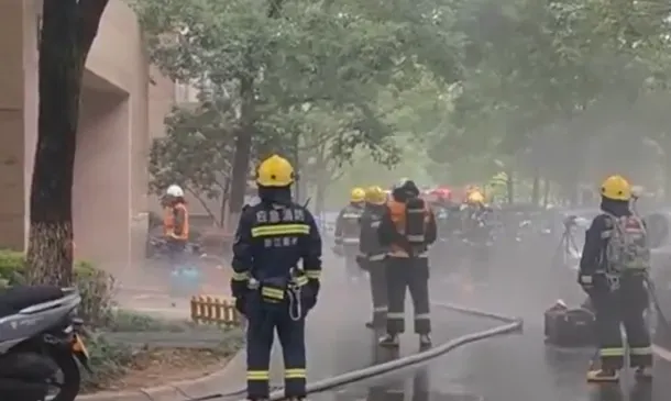 影/男子當「吃瓜群眾」圍觀社區失火　下秒才發現自己是「倒楣屋主」