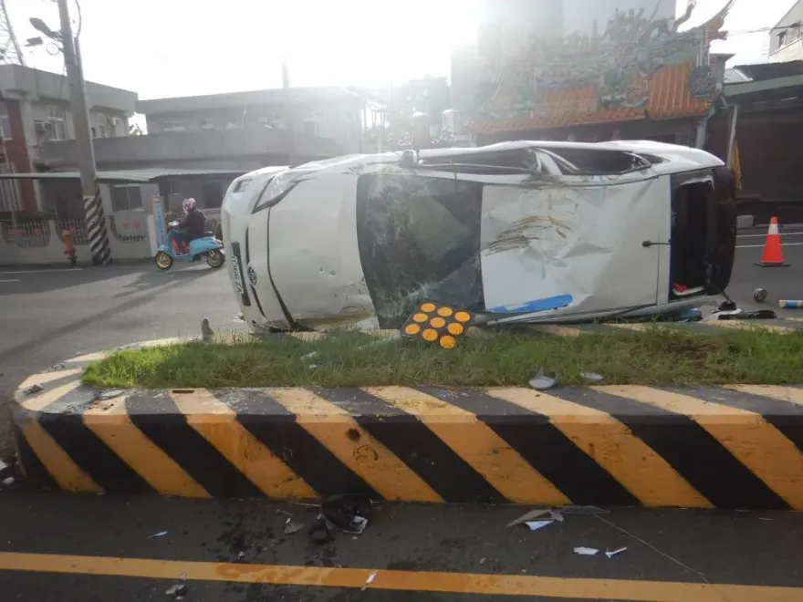 影/嘉義水上兩車相撞　油電車「側躺90度」豎立快車道