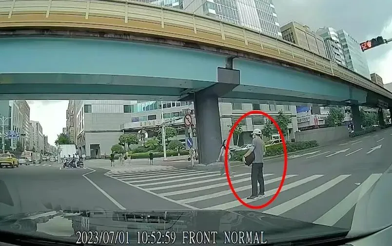 不停讓行人罰6000！台北男「賴在斑馬線不走」　駕駛苦等40秒嘆：故意的