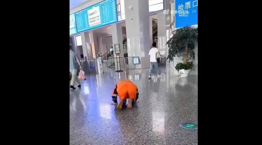 影/弄髒乘客衣服被索賠...清潔員「下跪叩頭」道歉　公司回應：已達成和解