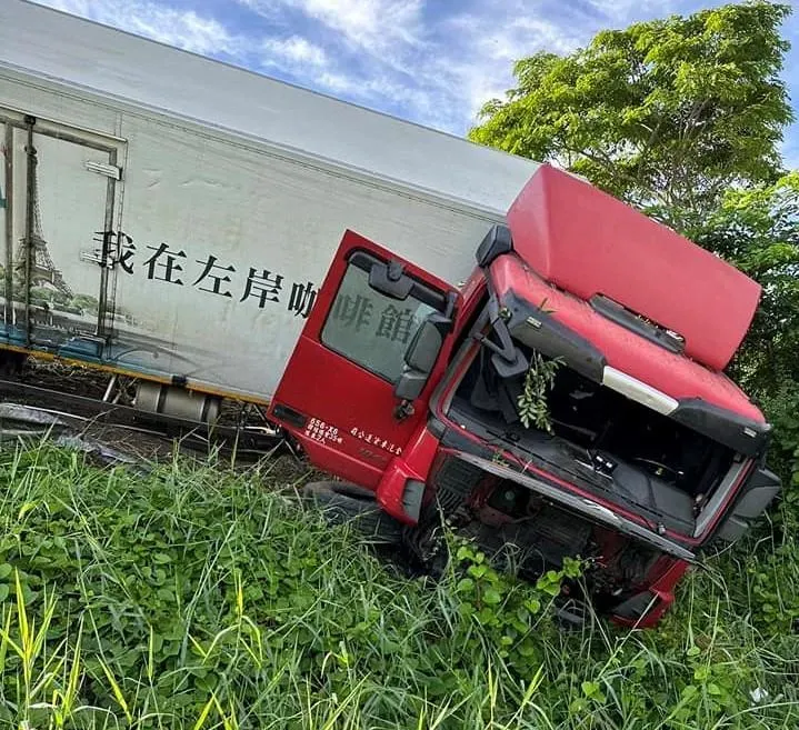 國1南向298k「大貨車衝出邊坡」　新營至下營段紫爆回堵10公里