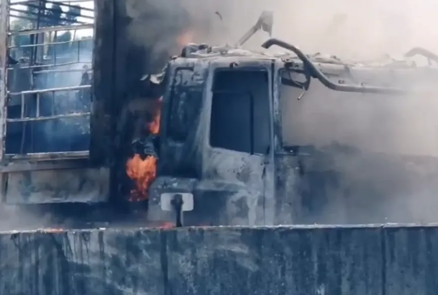 快訊/國1嘉義水上段火燒車　神明、進香用具付之一炬