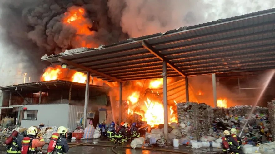 影/土城鐵工廠兼資源回收場大火！百名警消趕往灌救　1人送醫