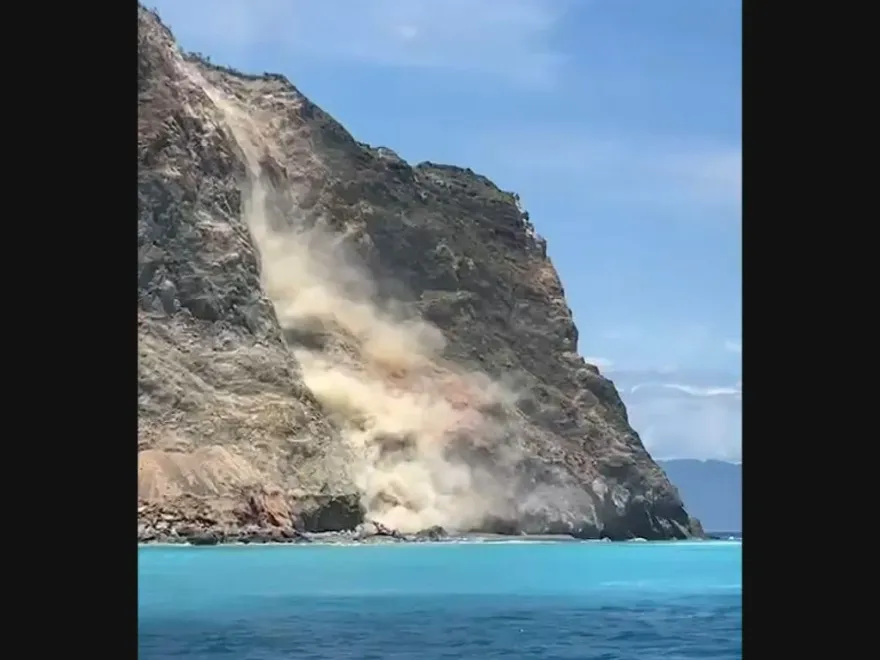 影/龜山島突斷頭！落石墜海塵土狂飛　遊客驚嘆：值回票價