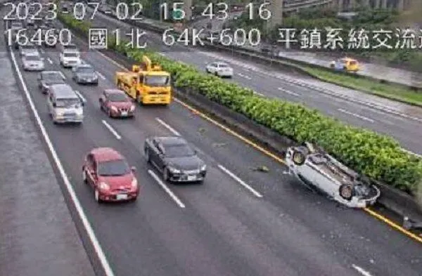 國道1北上3車碰撞　白色小客車「烏龜翻」佔據內側車道