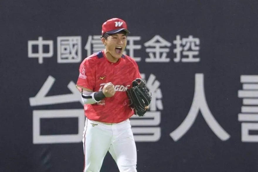 影/郭天信9下超美技飛撲「帥氣滑行五公尺」　味全龍1比0擊退中信兄弟
