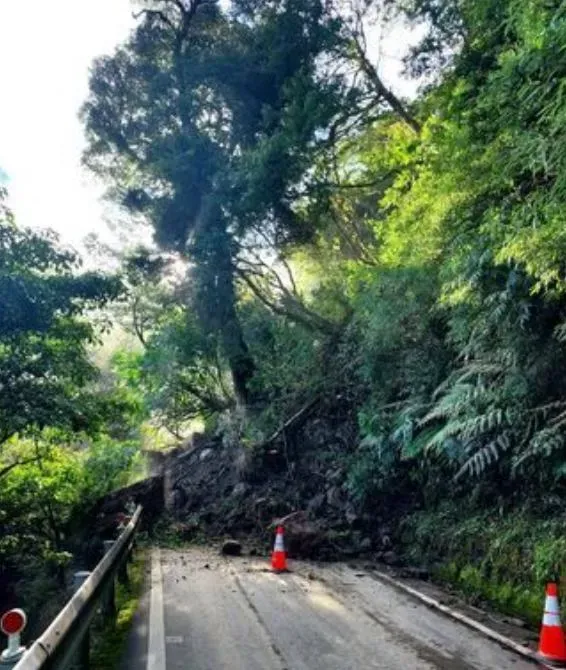快訊/南投台14線翠峰路段又坍方！「落石不斷」預計下午搶通