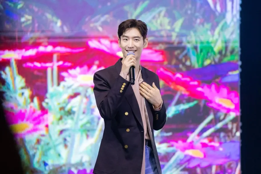 影/李帝勳被CUE模仿潘瑋柏！見面會見1男神獻驚喜竟飛撲大螢幕