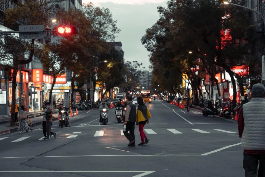 帝王條款上路爭議多！他拋問「為何台灣突重視行人？」　網曝原因：演演戲做樣子