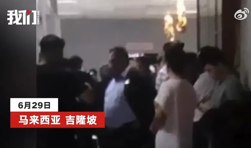 陸客入境大馬疑遭「帶到小房間」索賄　旅遊部長「闖機場」救人畫面瘋傳