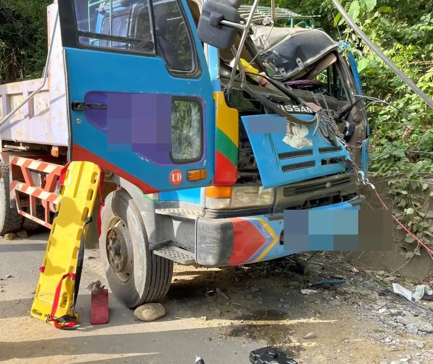 快訊/高雄大貨車突自撞！電線杆砸碎車頭　緊急斷電救出受困駕駛