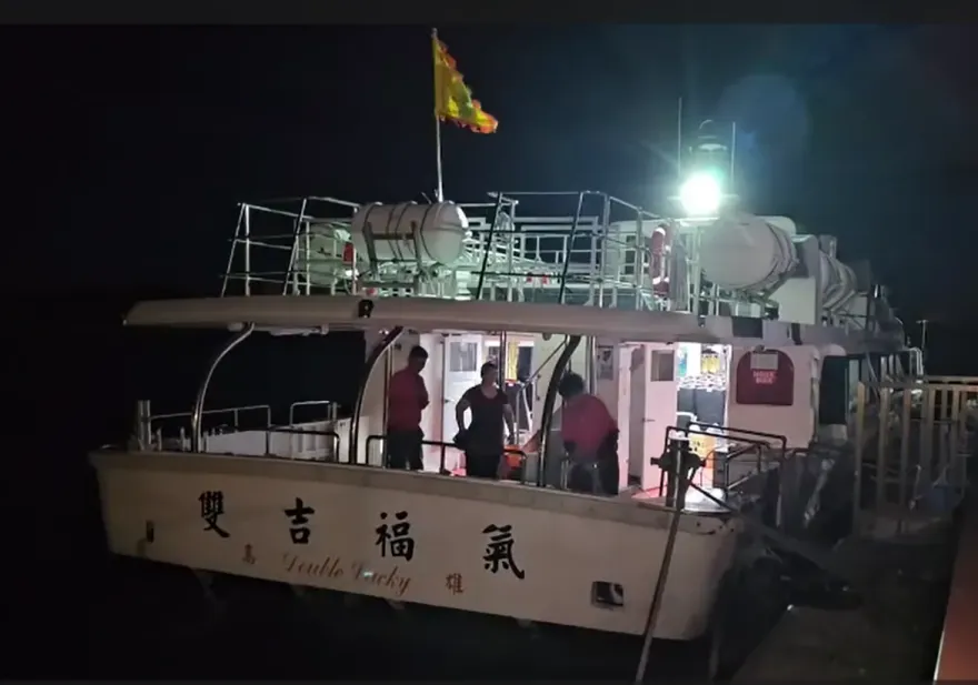 影/「雙吉福氣號」提早脫困！75名人員均安　疑因躲避漁船不慎擱淺
