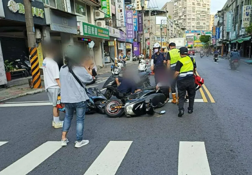 影/乖乖停等行人通過竟遭追撞！中和3機車街頭卡成一團