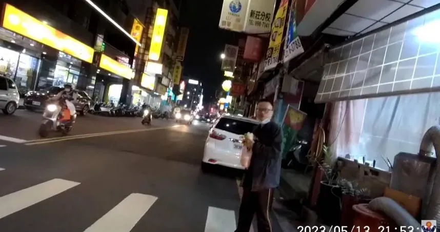 「帝王行人」亂象！他站斑馬線爽喝豆漿10秒　騎士怒：該等你吃完？