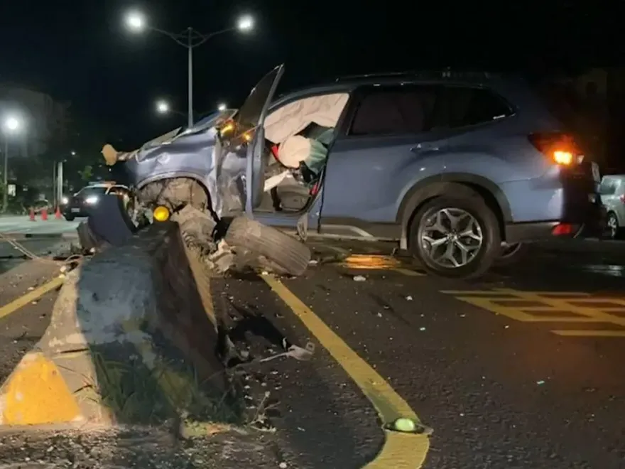 影/高雄23歲男打瞌睡自撞分隔島　連路燈一起收單、輪胎滾出去