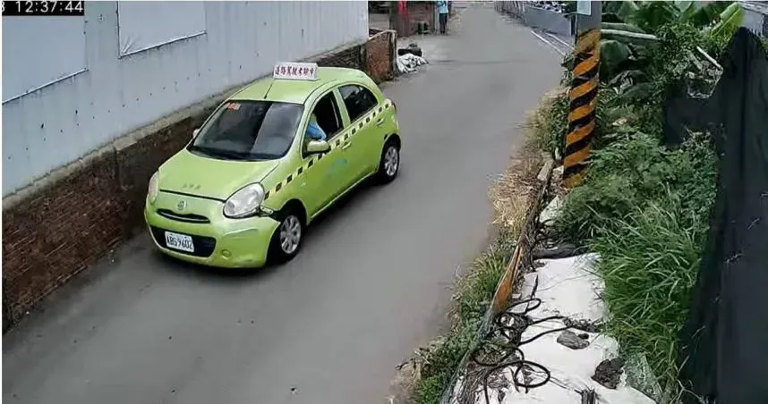 台中男大生駕訓路考「不到10秒慘撞牆」　監考官翻白眼：請下車