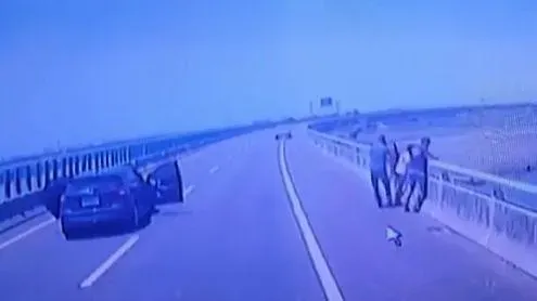 影/情侶吵架！台61線他停車「躍下高架橋」　2女拉不住、男命大僅輕傷