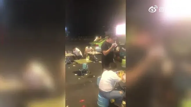 影/孩子被鎖車內昏睡近一小時　父母阻破窗救人稱「車窗玻璃很貴」