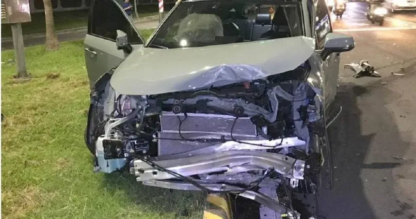 鬼切釀禍！高雄左營切換車道釀嚴重車禍　車頭撞爛、2車駕駛輕傷