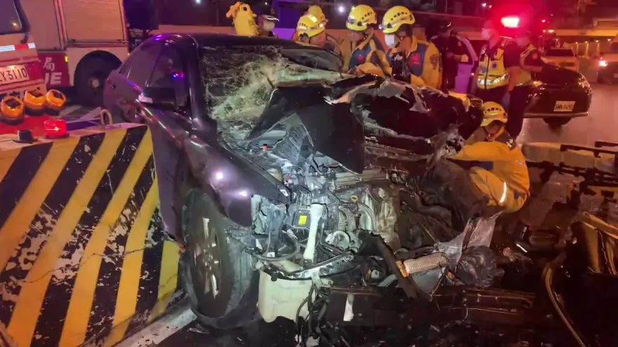 影/先吻交維車再硬幹安全島！台中台74線自撞事故「車頭全毀」