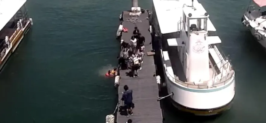 影/10歲童小琉球下船絆倒「噗通」落海！海巡15秒英勇救援影像曝