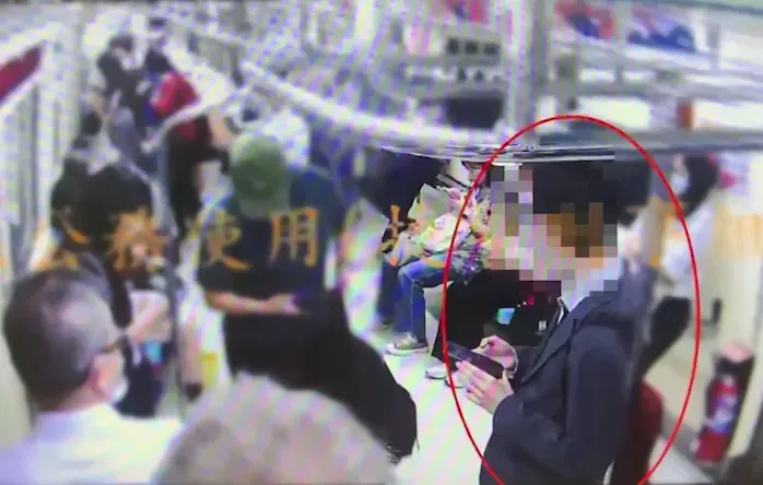 影/不蘇胡！捷運新蘆線驚見西裝露鳥俠　車廂內當著老弱婦孺「中門大開」警急逮人