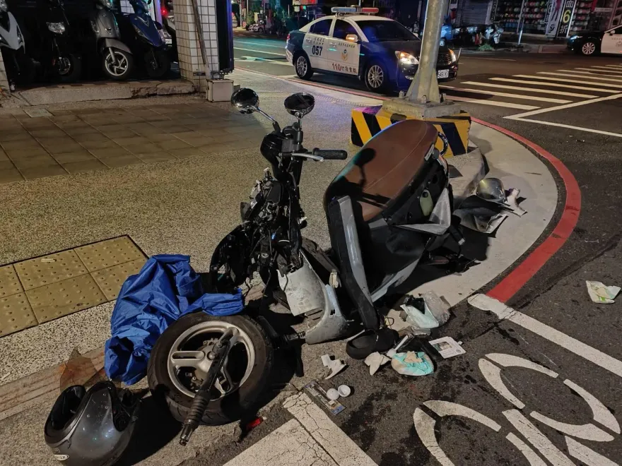 整輛Gogoro撞爛！路口猛撞休旅車　騎士噴飛重摔送醫不治