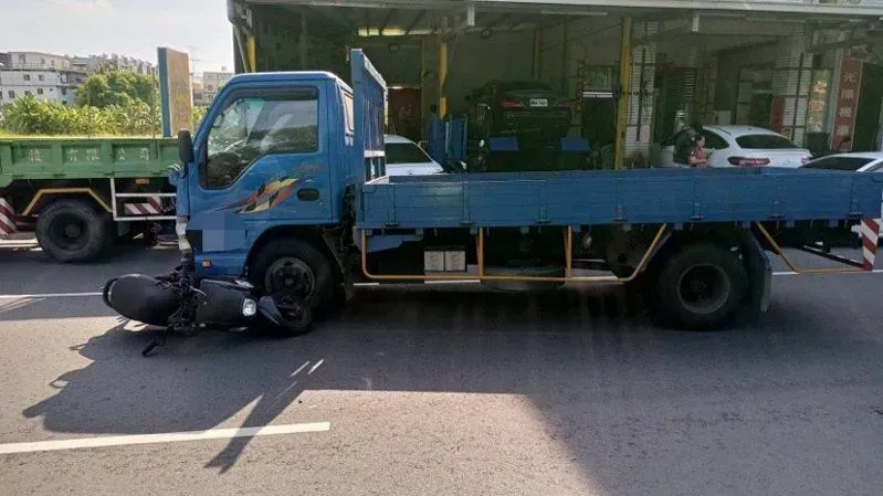 影/砰！8旬老翁騎機車疑闖紅燈暴衝　遭貨車猛撞慘死