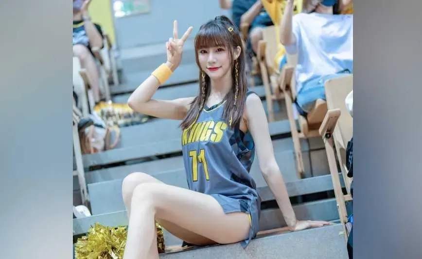 KTV包廂打招呼被周崇偉強抱　新北國王Amber倩宇回應了