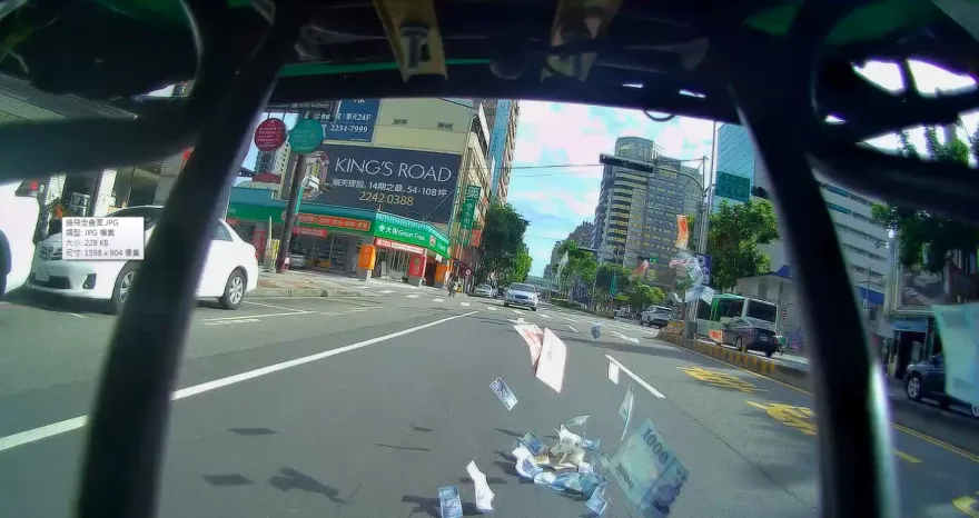 影/台中「12萬鈔票」滿天飛！外送員趕送餐　不慎丟失血汗錢