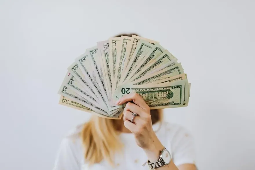 不買就分手？喜得30萬獎金卻陷入兩難　女友要求必買一物