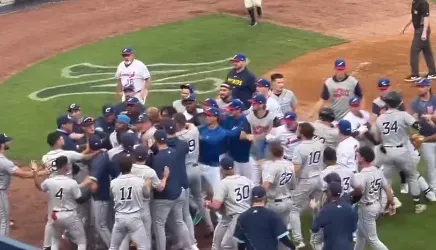 影/捕手護具當金鐘罩在用！　小聯盟大亂鬥「他被捶胸正面迎擊」