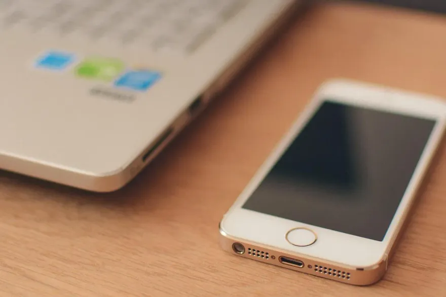 外流女砲兵「手機清涼照」！　2天兵分享給同袍後下場慘了