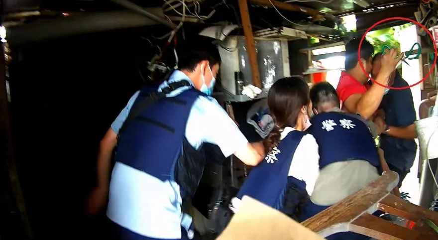 影/彰化槍毒犯「持利剪」3警拼搏　背殺正妹加入超吸睛