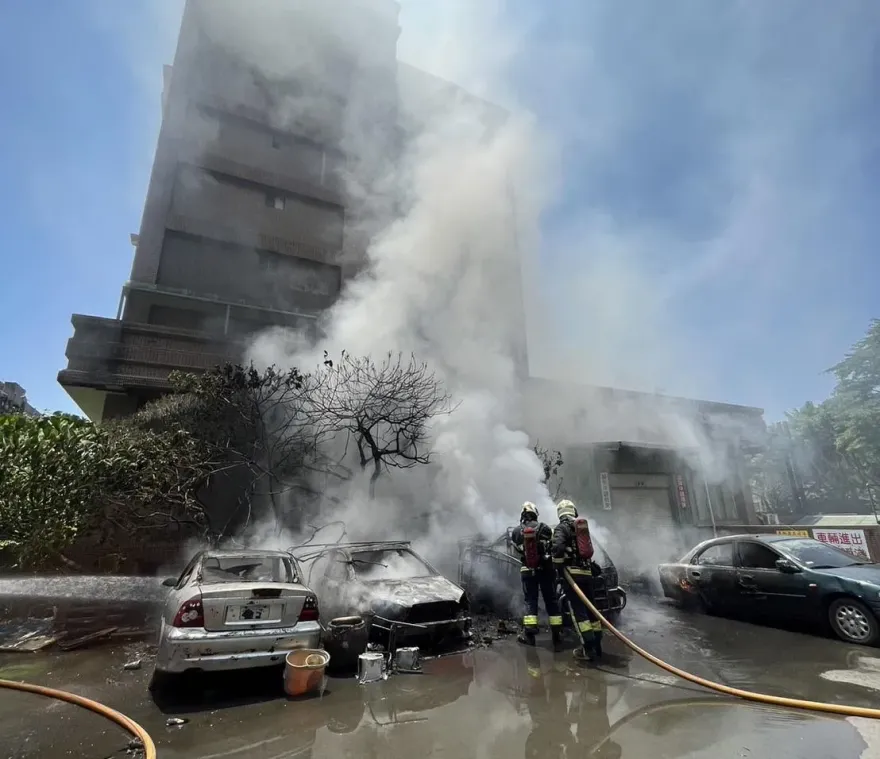 快訊/天乾物燥！新北汐止正午「4車自燃」燒剩骨架　消防員10分鐘滅火