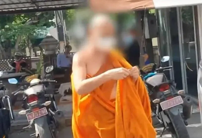 影/阿彌陀佛！泰國和尚「車震」嫩人妻被抓包　認破戒下場慘了