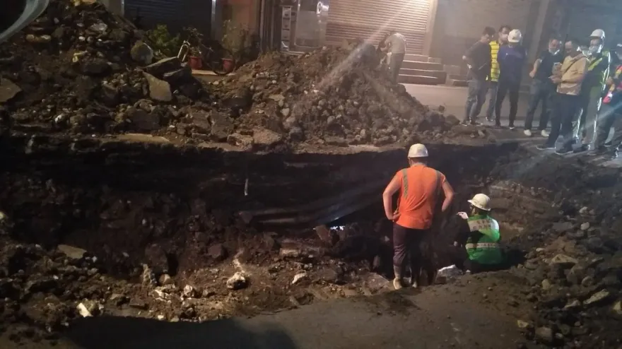 北市南京西路突冒「1.5公尺長天坑」超嚇人！下陷原因出爐