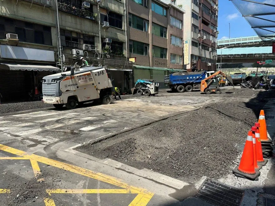北市南京西路驚現天坑！李四川視察曝進度　力拚今天搶通