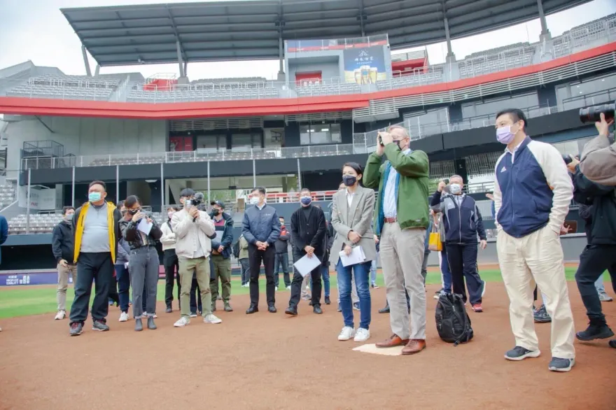 翁達瑞稱MLB場務專家是工頭　鄉民提他過往經歷秒打臉：公然造謠