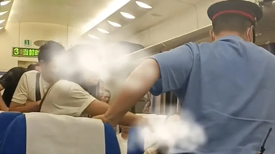 影/就要跟尪一起坐！女子火車上霸位拒還　怒嗆原座乘客「破壞家庭」