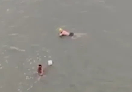 影/泳客相揪渡長江阻貨船航行　船長氣炸怒吼「不想活了是不是？」